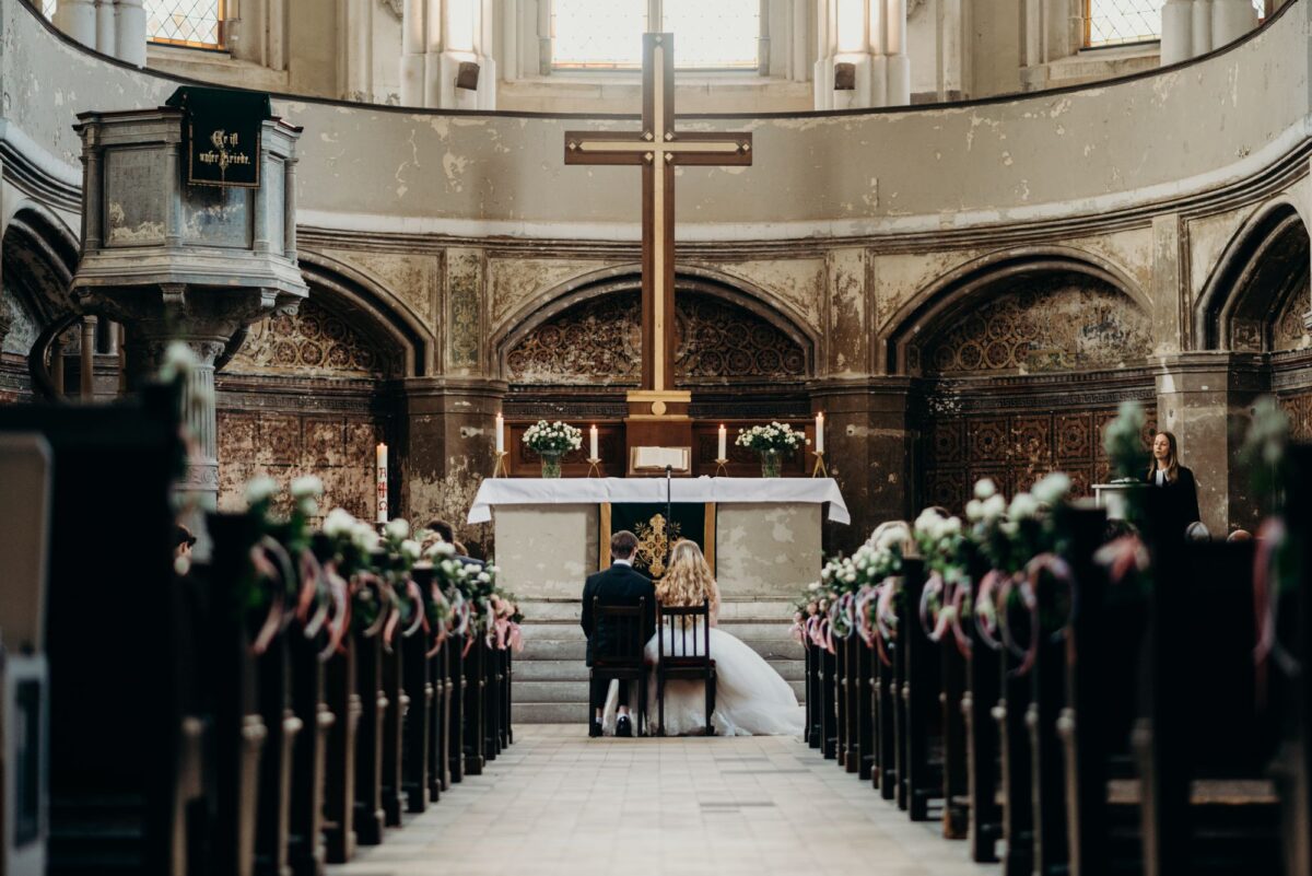 In der Kirche sitzt das Brautpaar vorm Altar