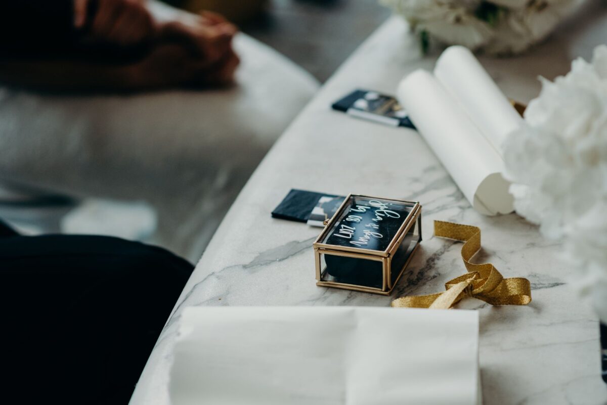 Gastgeschenke dekoriert auf der Hochzeitstafel 