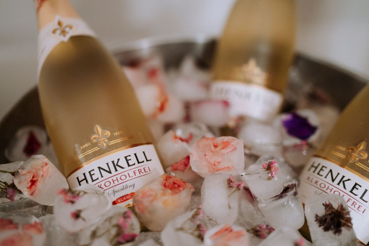 Henkel-Champagner und Rosen in einem Eimer mit Eis.