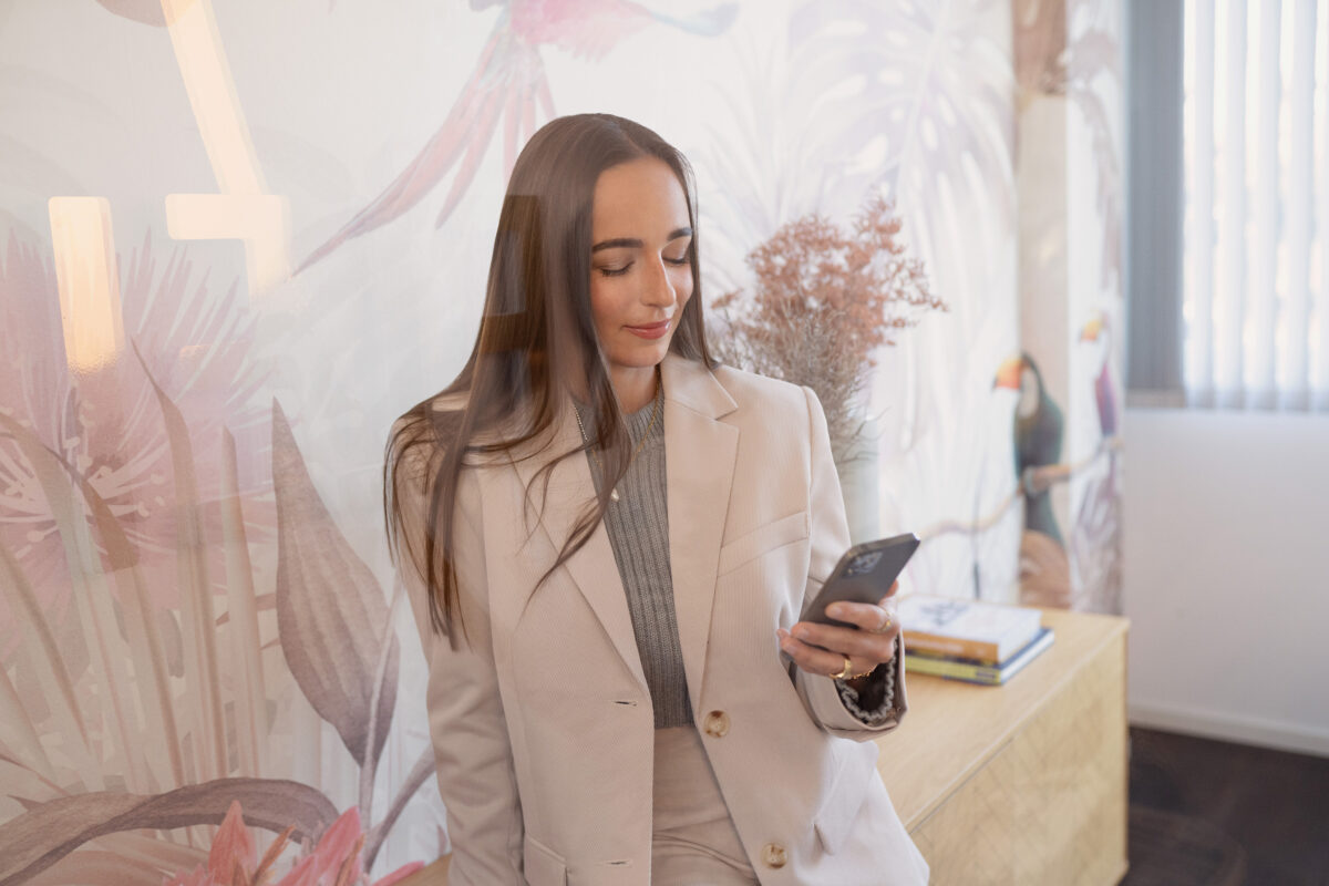 Eine Frau mit einem Handy in der Hand