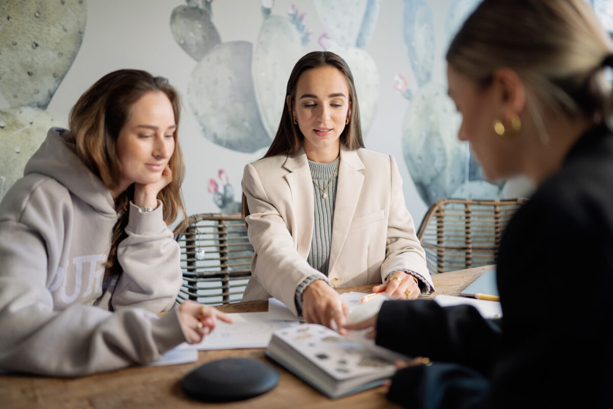 Drei Frauen im Büro