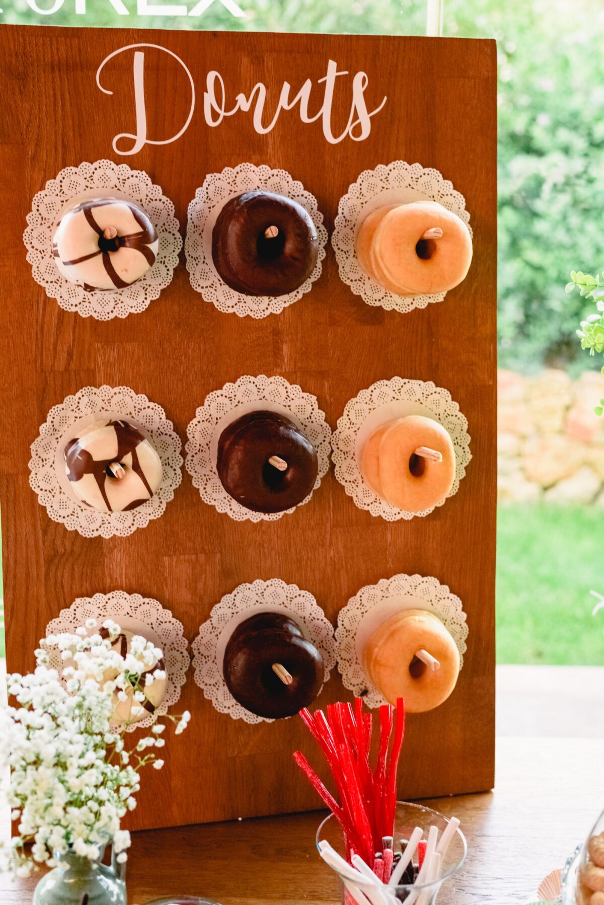 Donuts werden auf einem Holzbrett ausgestellt.