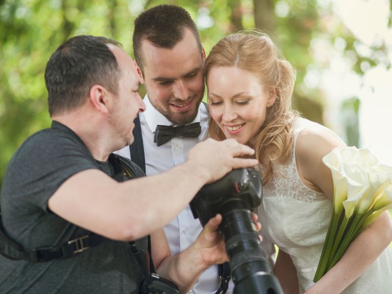 Fotograf und Brautpaar