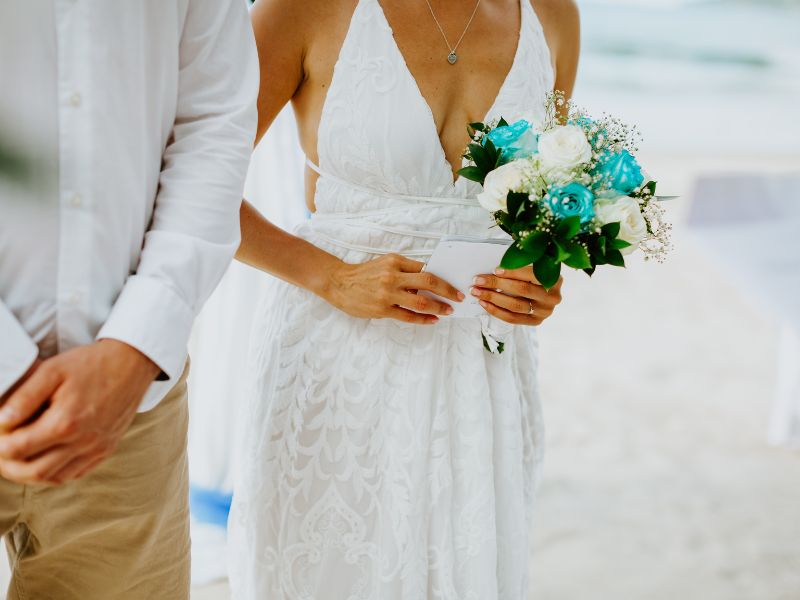 Ein Brautpaar, das eine Hochzeit am Wasser feiert.