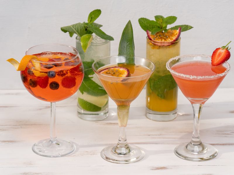 Fünf verschiedene Cocktails