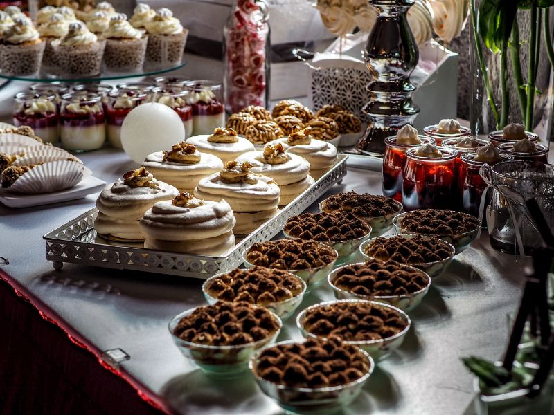 Dessert-Buffet auf einer Hochzeit. 