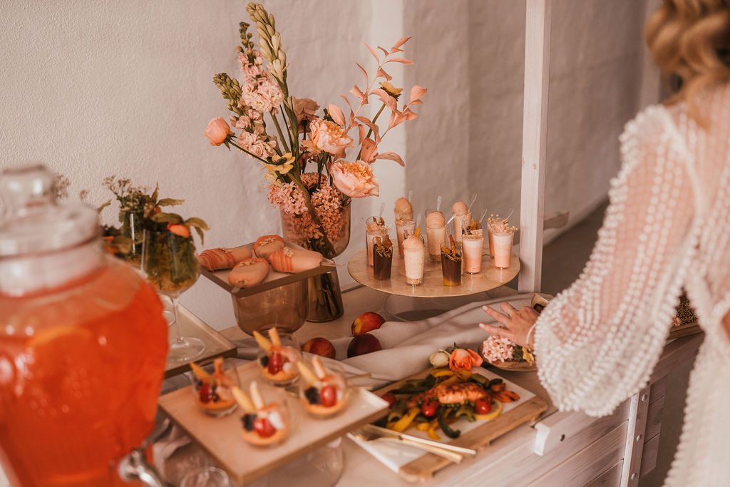 Es ist ein Sweet Table zu sehen.