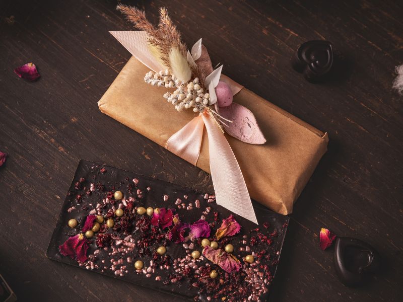 Kleine Schokoladentafel als Hochzeitsgastgeschenk – edel verpackt und verziert.