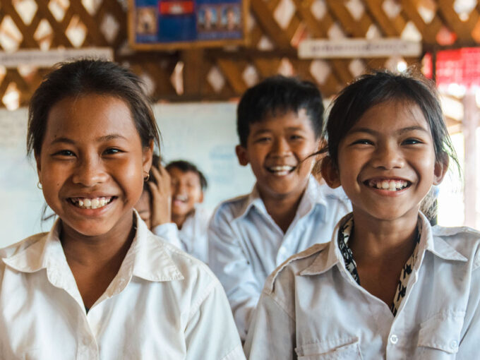 Glückliche Kinder, die dank Plan International Zugang zu Bildung und Schutz erhalten.