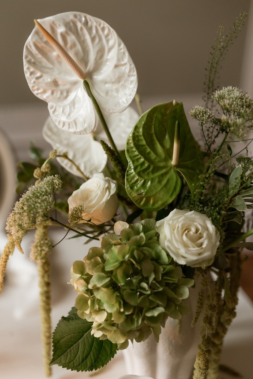 Festlich gedeckter Hochzeitstisch im Schloss Manowce mit weißen Blumenarrangements.