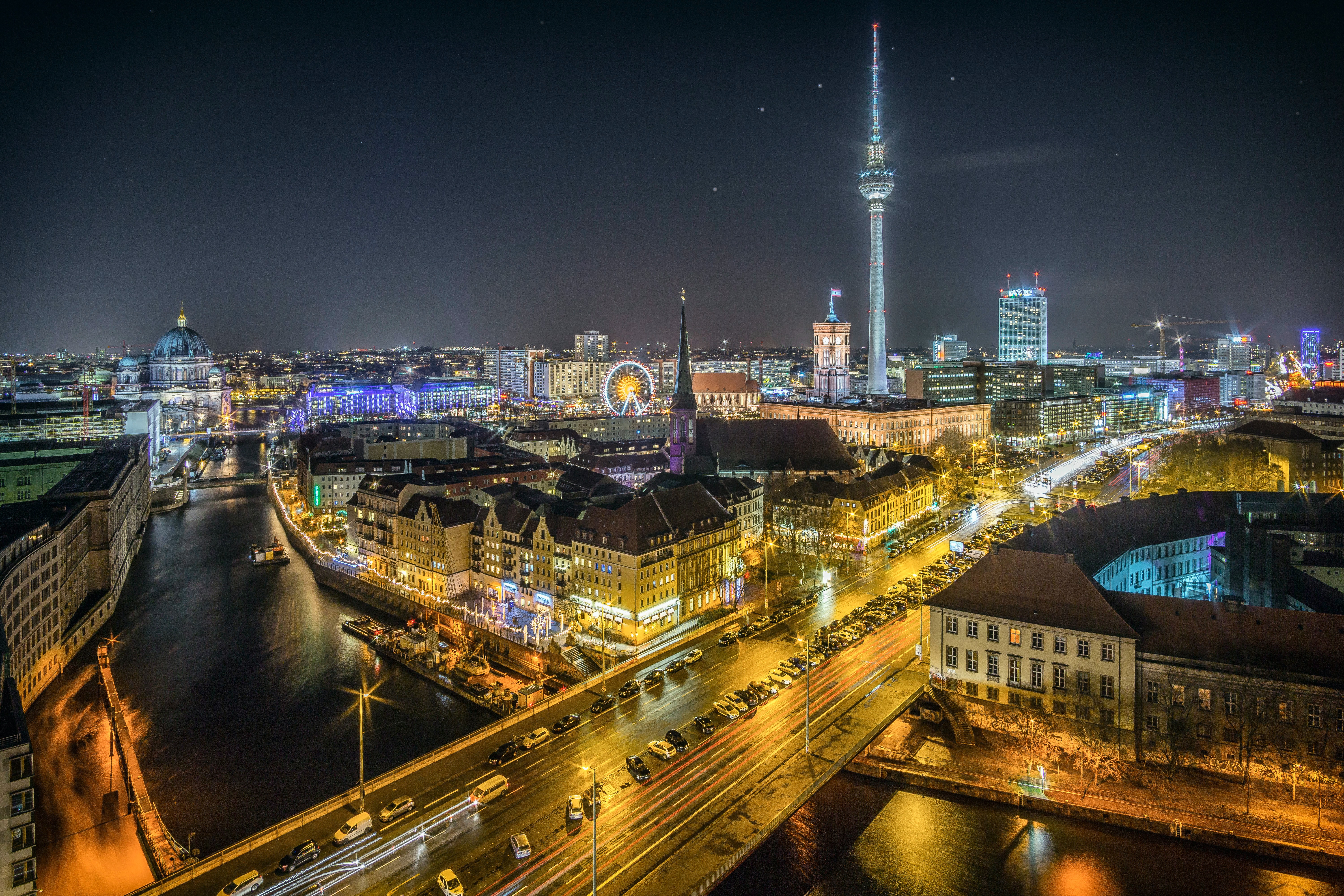 Berliner Skyline bei Nacht mit dem Fernsehturm im Hintergrund.