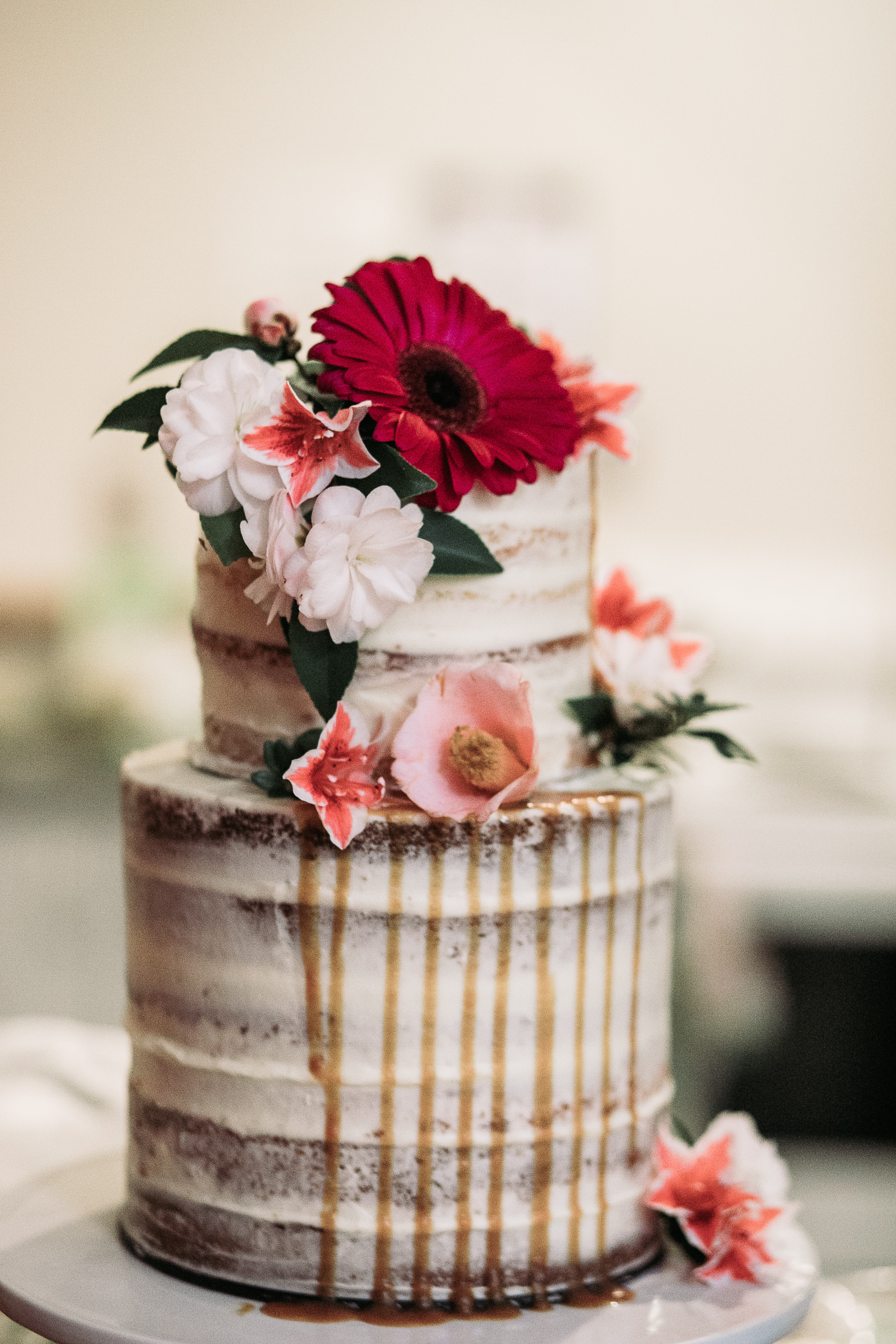 Eine Hochzeitstorte mit Blumen darauf.