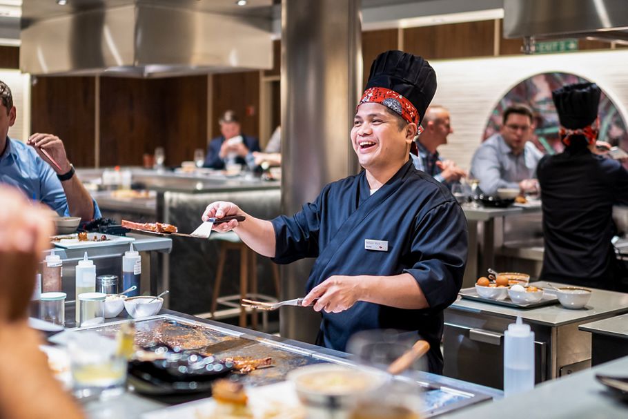 Der Teppanyaki Asia Grill auf AIDA bietet ein einzigartiges kulinarisches Erlebnis.